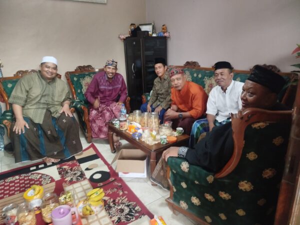 Takmir Masjid Mubasyirin Jalin Silaturahmi ke Kediaman Ustadz H. Ikhwan di Bungurasih